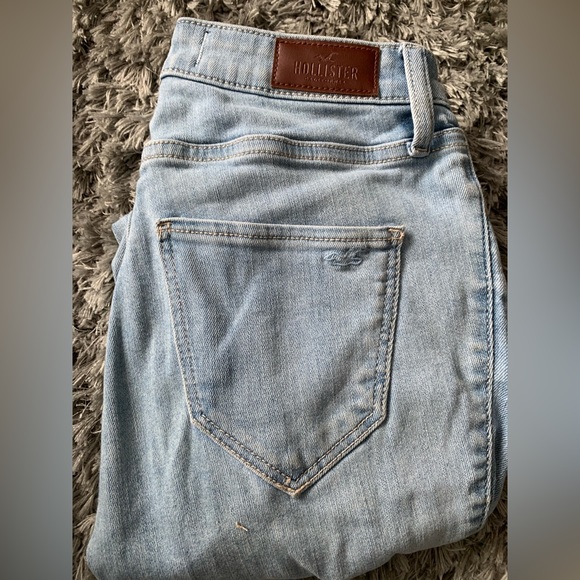 3/$20 Bundle & Save - LIGHT WASH HOLLISTER JEANS - Picture 5 of 5